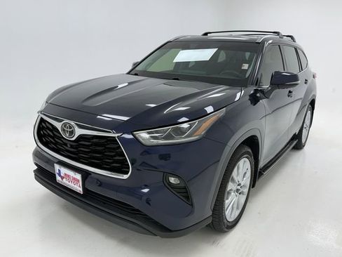 Used 2021 Toyota Highlander Limited FWD image 4