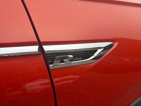 Used 2018 Volkswagen Tiguan SEL Premium w/ R-Line Package FWD image 32