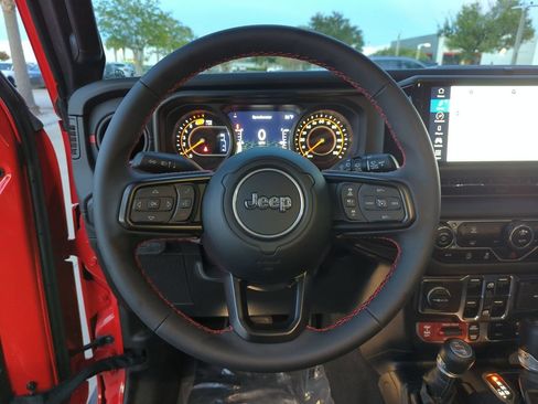 Used 2024 Jeep Wrangler Unlimited Rubicon AWD/4WD image 11
