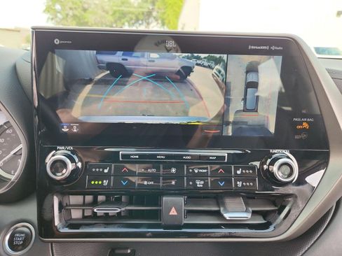 Used 2021 Toyota Highlander Limited FWD image 15