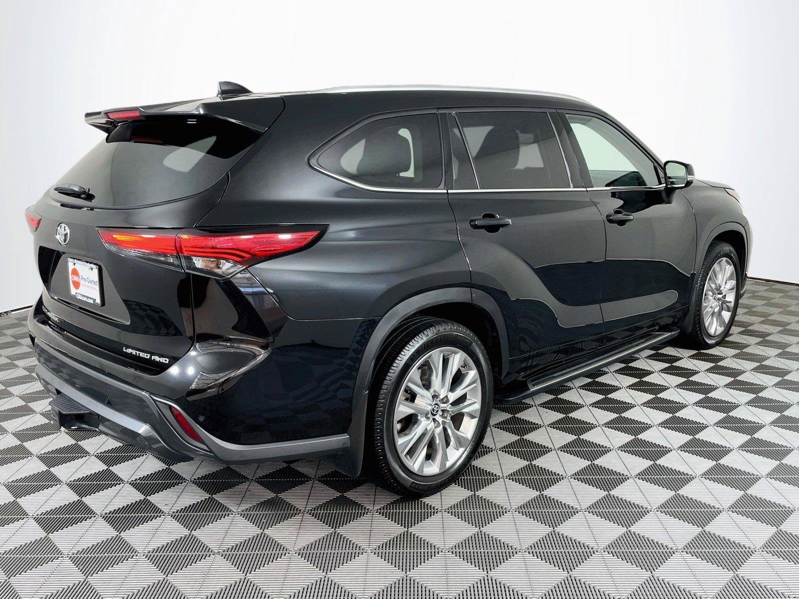 Used 2023 Toyota Highlander Limited AWD/4WD image 9