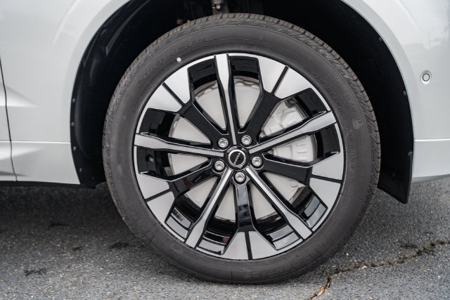 New 2027 Volvo XC60 T8 Plus AWD/4WD image 13