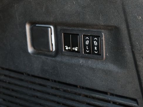 Used 2023 Chevrolet Suburban Premier RWD image 28