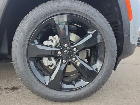 Used 2025 Jeep Grand Cherokee Limited w/ Luxury Tech Group II image 9