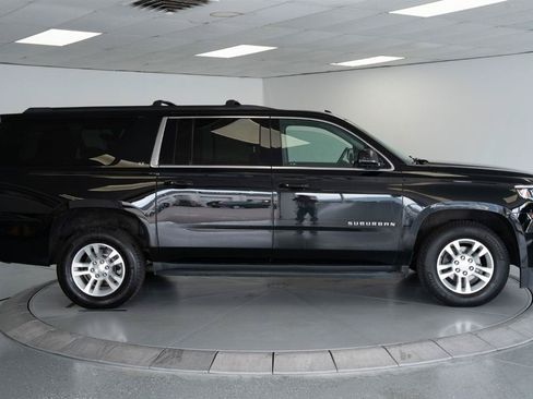 Used 2016 Chevrolet Suburban LT w/ Luxury Package AWD/4WD image 7