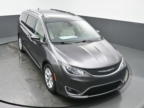 Used 2018 Chrysler Pacifica Touring-L Plus w/ Tire & Wheel Group image 45