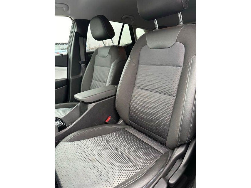Used 2025 Chevrolet Trax LT FWD image 31