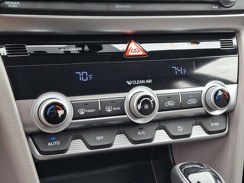 Used 2020 Hyundai Elantra SE FWD image 19