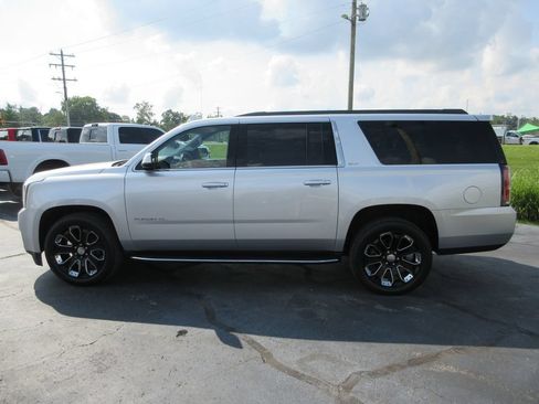 Used 2019 GMC Yukon XL SLT w/ Open Road Package AWD/4WD image 10