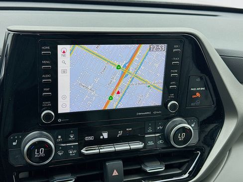 Used 2021 Toyota Highlander XLE image 9