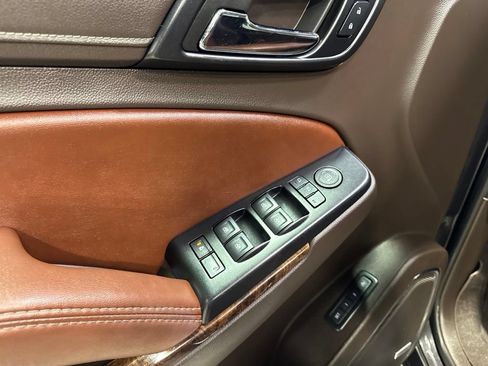 Used 2018 Chevrolet Suburban Premier AWD/4WD image 33