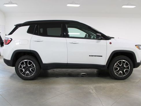 Used 2025 Jeep Compass Trailhawk image 11