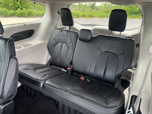 Used 2019 Chrysler Pacifica Limited w/ Tire & Wheel Group FWD image 13
