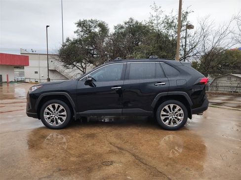 Used 2019 Toyota RAV4 Limited image 4