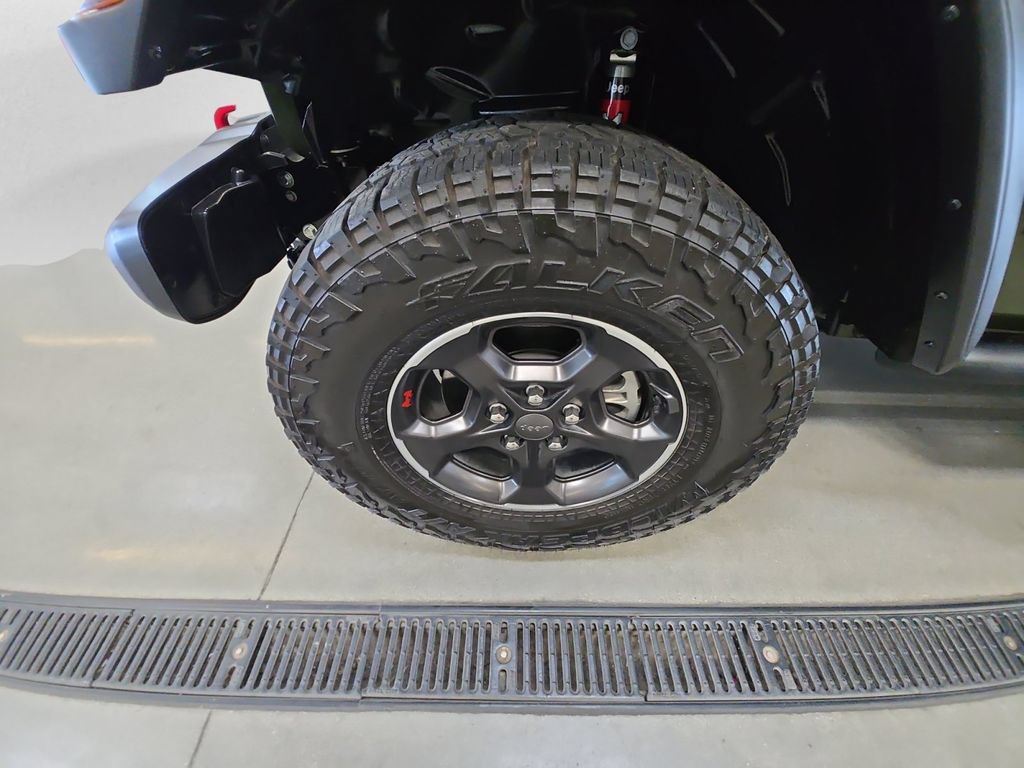 Used 2022 Jeep Gladiator Rubicon w/ LED Lighting Group AWD/4WD image 9