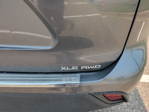 Used 2023 Toyota Highlander XLE AWD/4WD image 8