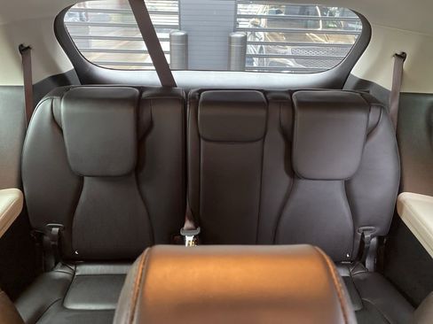 Used 2023 Kia Carnival EX image 30