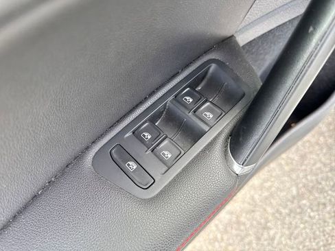 Used 2018 Volkswagen GTI SE FWD image 22