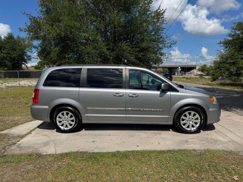 Used 2016 Chrysler Town & Country Touring FWD image 6