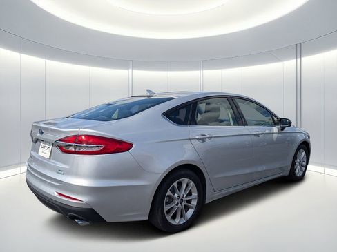 Used 2019 Ford Fusion SE image 4