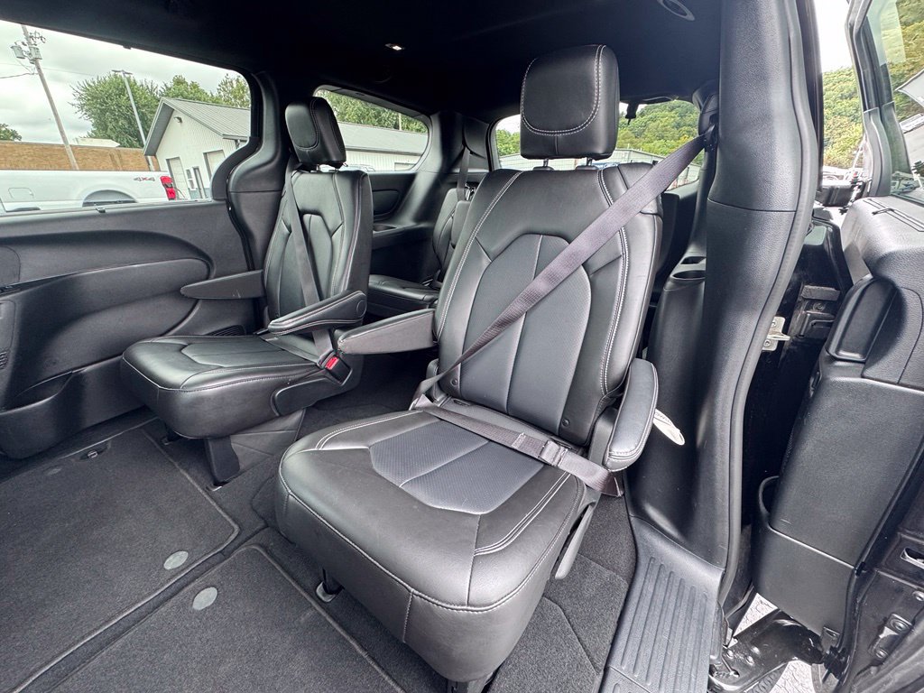 Used 2025 Chrysler Pacifica Select FWD image 17