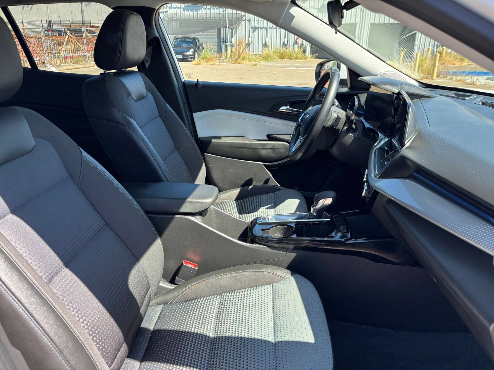 Used 2025 Chevrolet Trax LT w/ LT Convenience Package FWD image 34