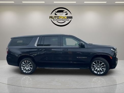 Used 2022 Chevrolet Suburban LT w/ Luxury Package RWD image 8