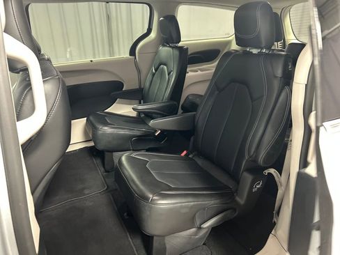 Used 2024 Chrysler Pacifica Touring-L image 23