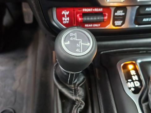 Used 2024 Jeep Wrangler Rubicon w/ Technology Group image 28