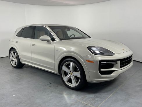 Used 2024 Porsche Cayenne Turbo image 9