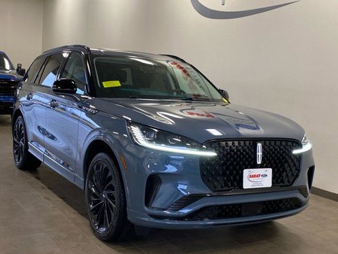 Used 2026 Lincoln Aviator Reserve w/ Jet Appearance Package image 2