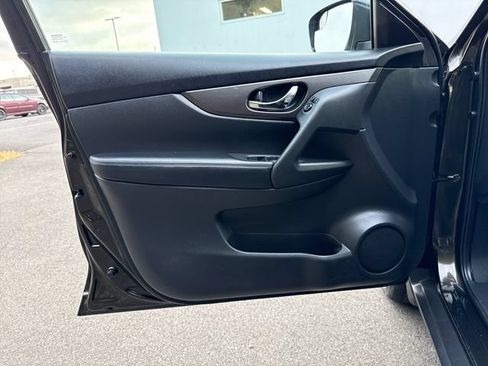 Used 2016 Nissan Rogue SV AWD/4WD image 17