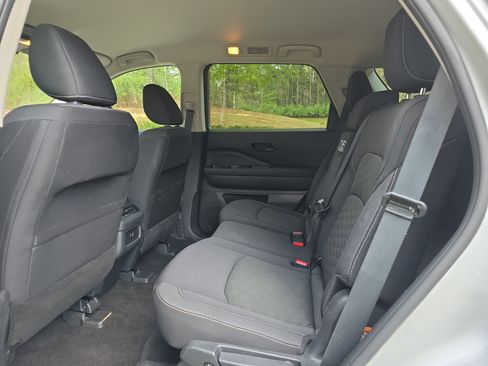 Used 2024 Nissan Pathfinder SV image 13