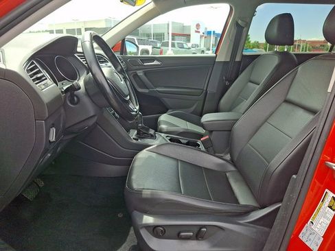 Used 2018 Volkswagen Tiguan SE w/ 18" Alloy Wheels Package FWD image 13