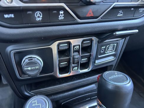 Used 2025 Jeep Gladiator Sport w/ Premium Package image 33