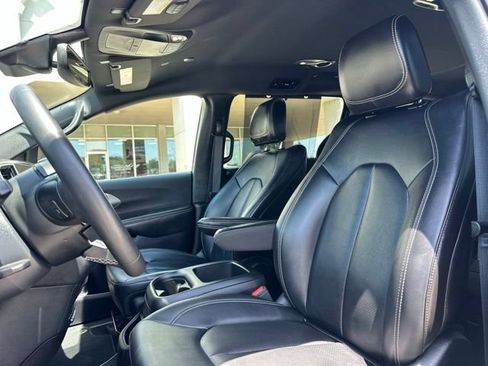 Certified 2025 Chrysler Pacifica Select FWD image 11