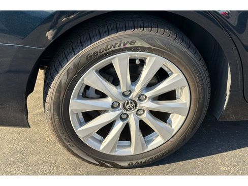 Used 2018 Toyota Camry LE w/ Convenience Package FWD image 4