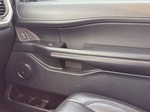 Used 2023 Ford Expedition XLT image 24