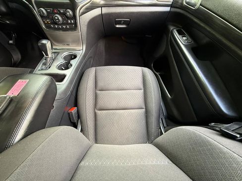Used 2020 Jeep Grand Cherokee Laredo AWD/4WD image 29