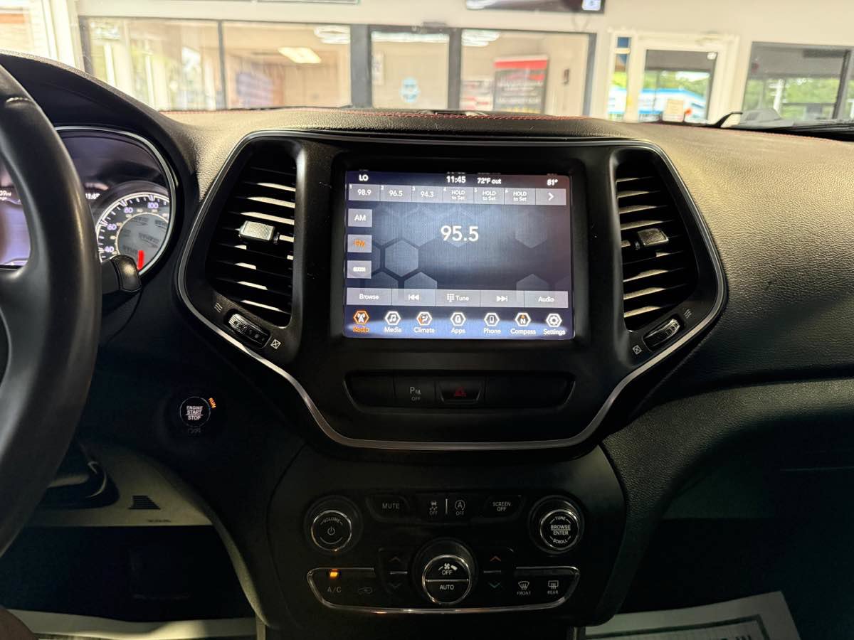 Used 2020 Jeep Cherokee Trailhawk AWD/4WD image 19