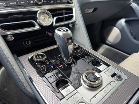 Used 2025 Bentley Flying Spur Plug-In Hybrid AWD/4WD image 19