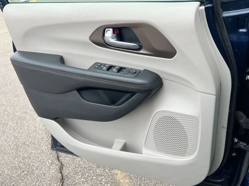 Used 2018 Chrysler Pacifica Touring-L Plus FWD image 30