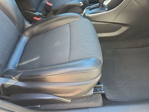 Used 2019 Chevrolet Trax LT w/ LT Convenience Package FWD image 21