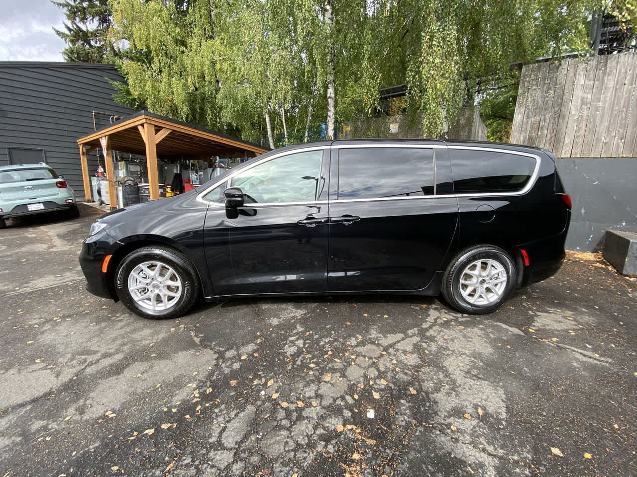 Used 2024 Chrysler Pacifica Touring-L FWD image 3