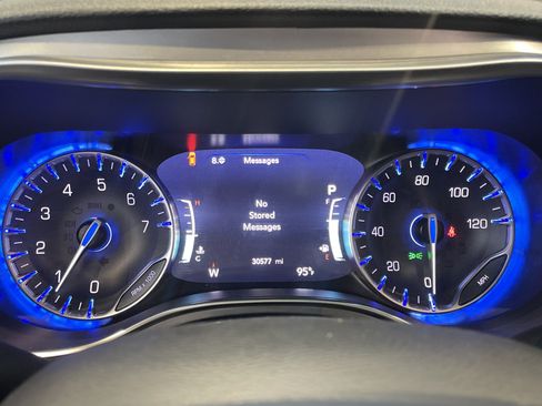 Used 2025 Chrysler Pacifica Limited FWD image 22