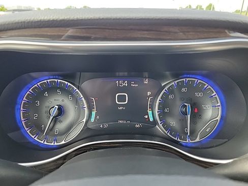 Used 2023 Chrysler Pacifica Limited FWD image 29