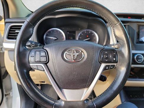 Used 2017 Toyota Highlander XLE FWD image 17