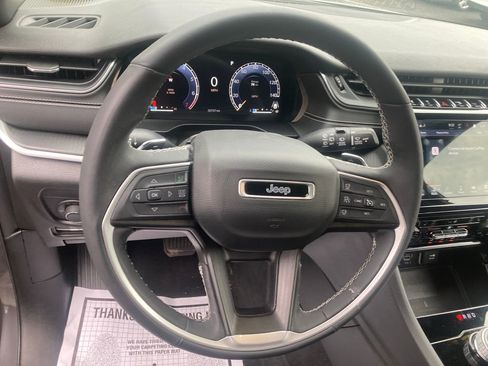 Used 2024 Jeep Grand Cherokee Altitude AWD/4WD image 18