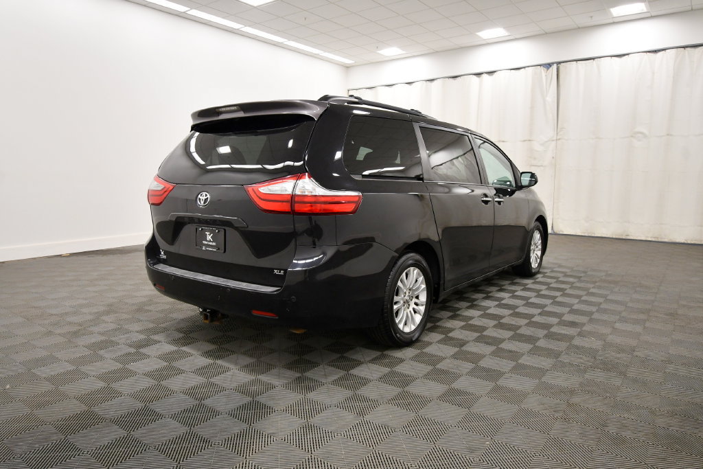 Used 2017 Toyota Sienna XLE Premium FWD image 8