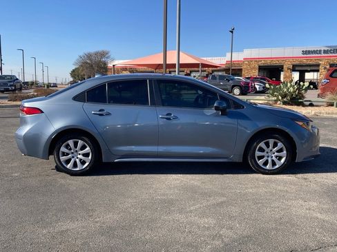 Used 2021 Toyota Corolla LE image 4